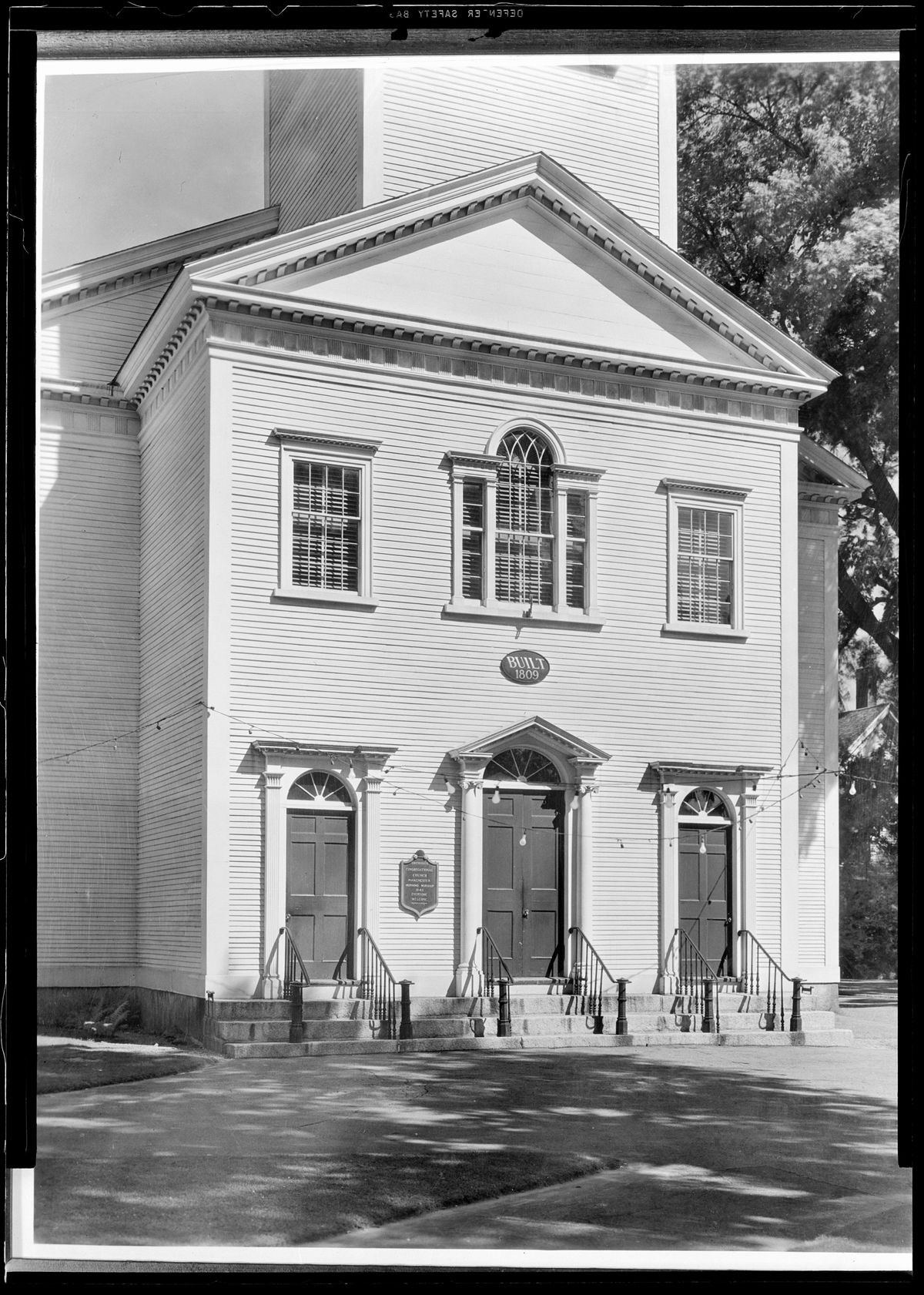 The white Federal style front of First Parish Church on Central Street in Manchester in 1939